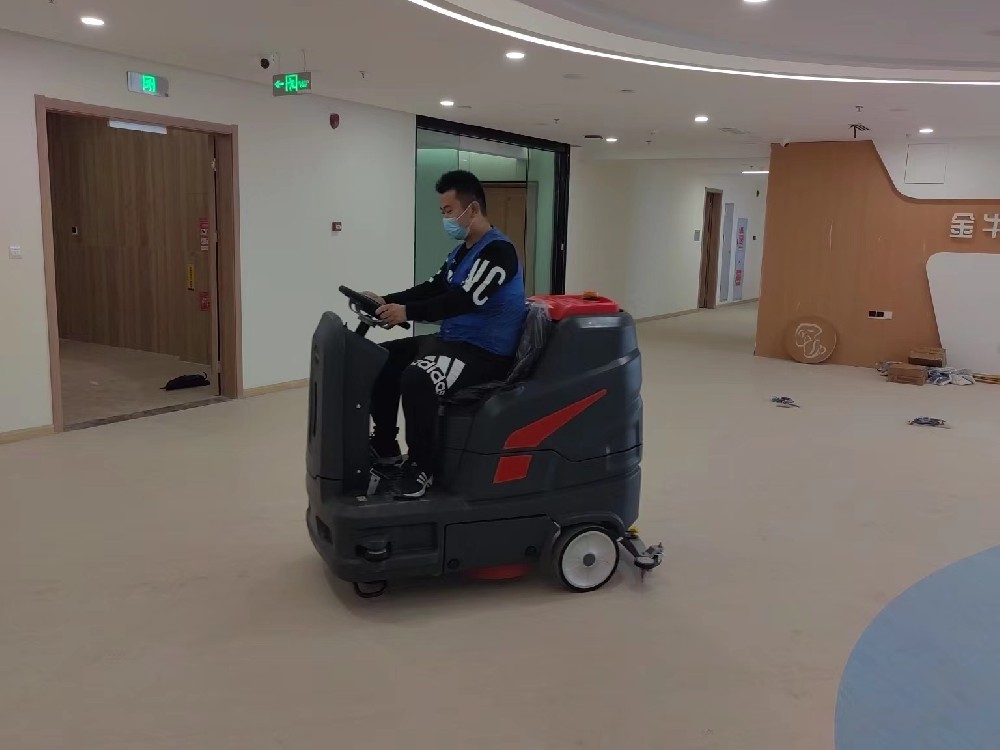 年輕人做保潔會(huì)被嘲笑嗎？