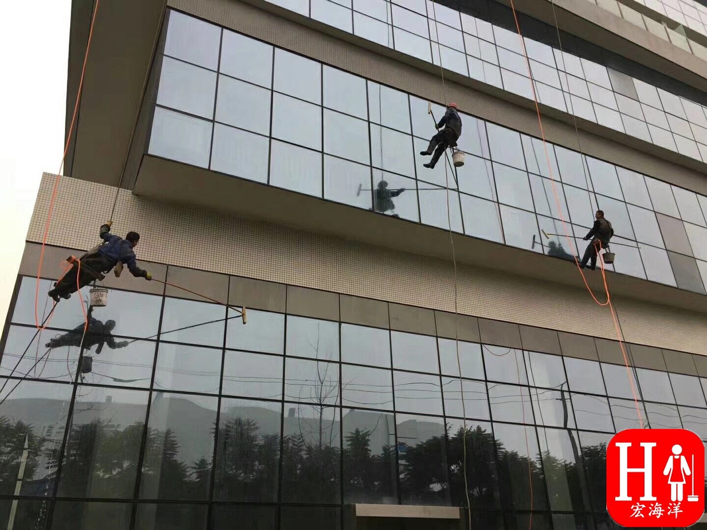 外墻清洗要對(duì)保潔公司資質(zhì)進(jìn)行辨別