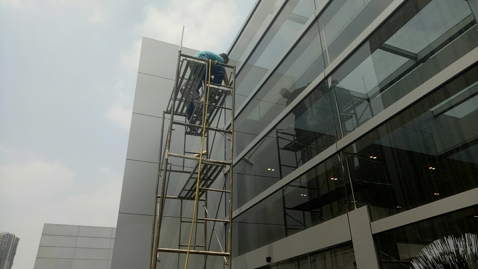 外墻清洗滲水到內(nèi)墻怎么辦？