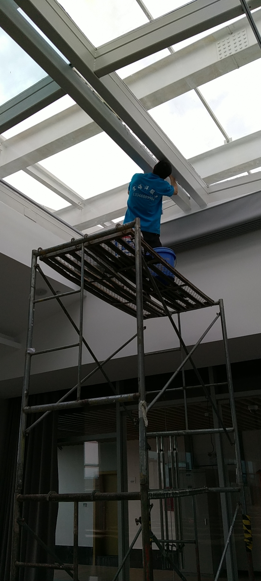 藥業(yè)公司玻璃頂部清潔