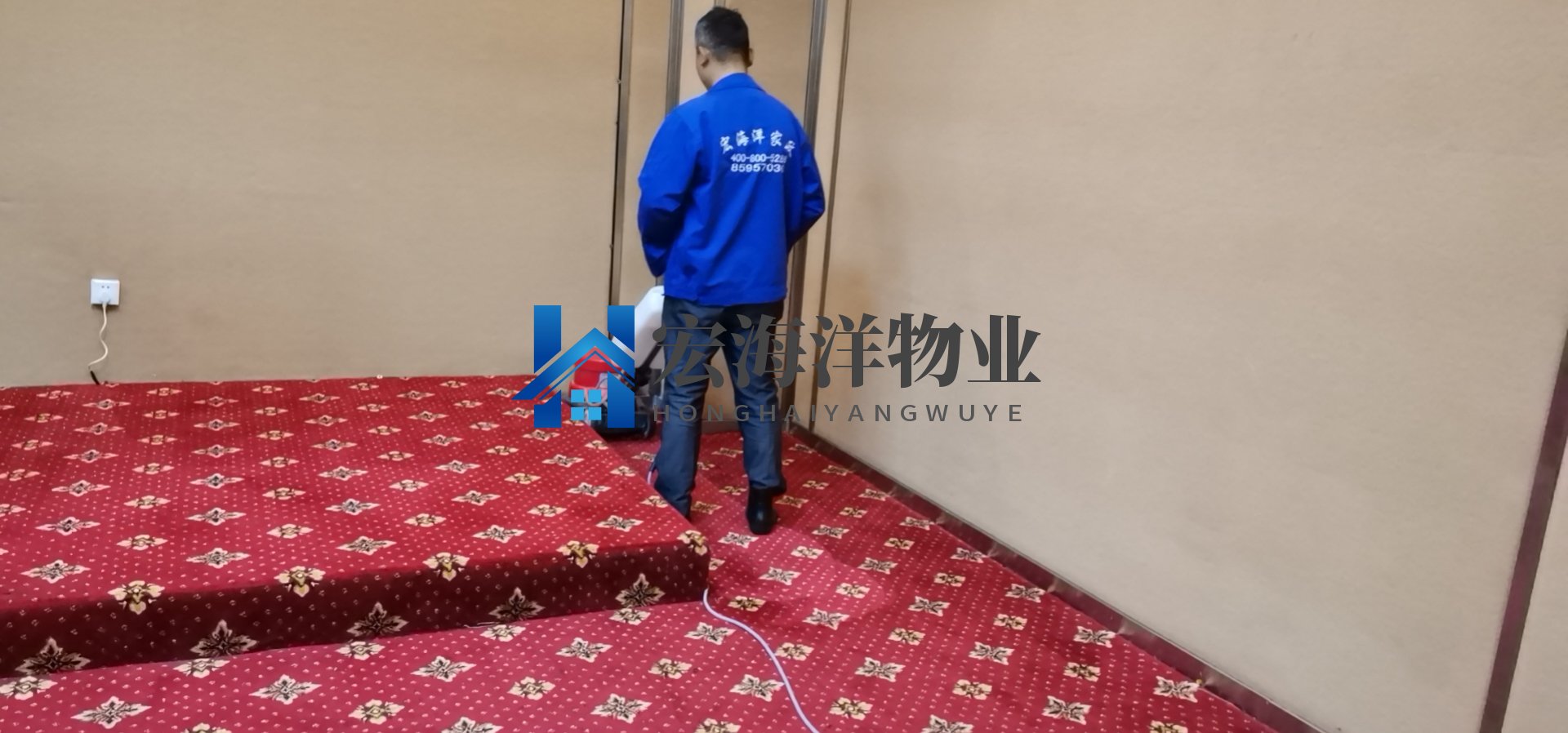 酒店地毯臟了怎么洗,可以采用專業(yè)地毯清洗機(jī)進(jìn)行清洗